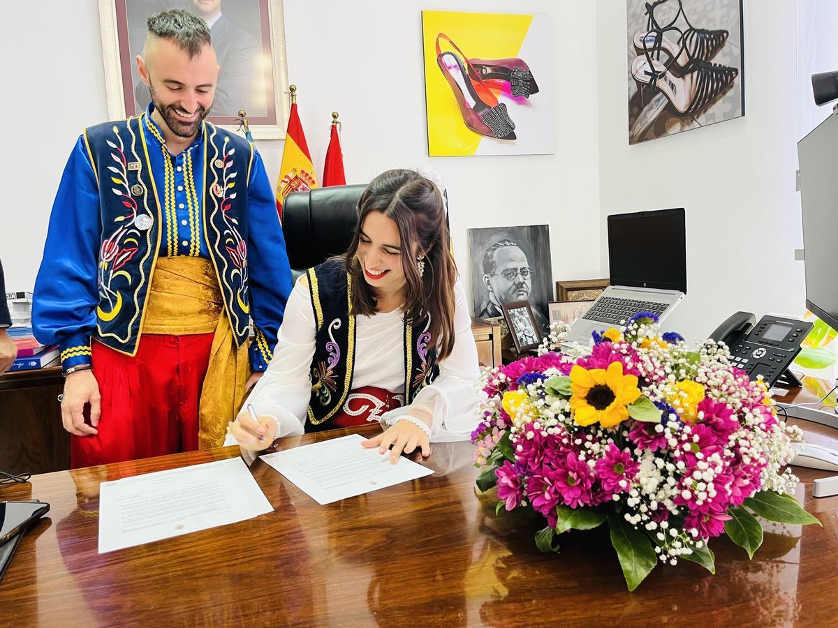 Los recién casados firmando su alianza en el despacho del alcalde.