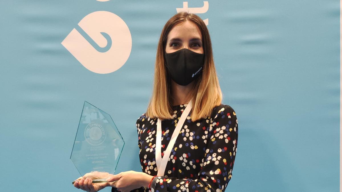 María Velasco, de Genaq, recibe el premio en Bruselas.