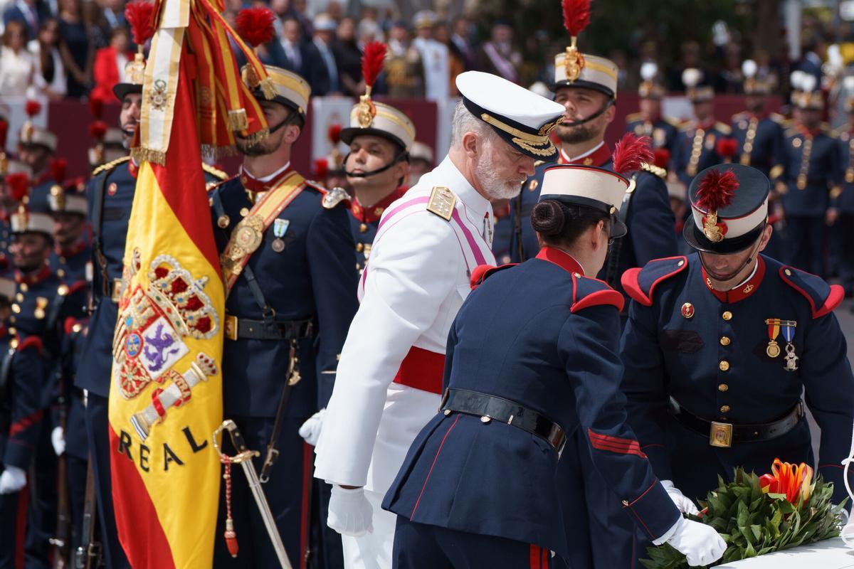 SANTA CRUZ DE TENERIFE, 07/06/2025.- El rey Felipe VI rinde honores a los caídos durante el desfile con motivo del Día de las Fuerzas Armadas 2025 en Santa Cruz de Tenerife este sábado. EFE/Ramón de la Rocha