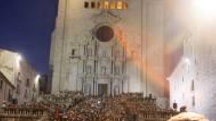 Actuacio del grup Terra Endins a les escales de la Catedral, en imatge d&#039;arxiu.