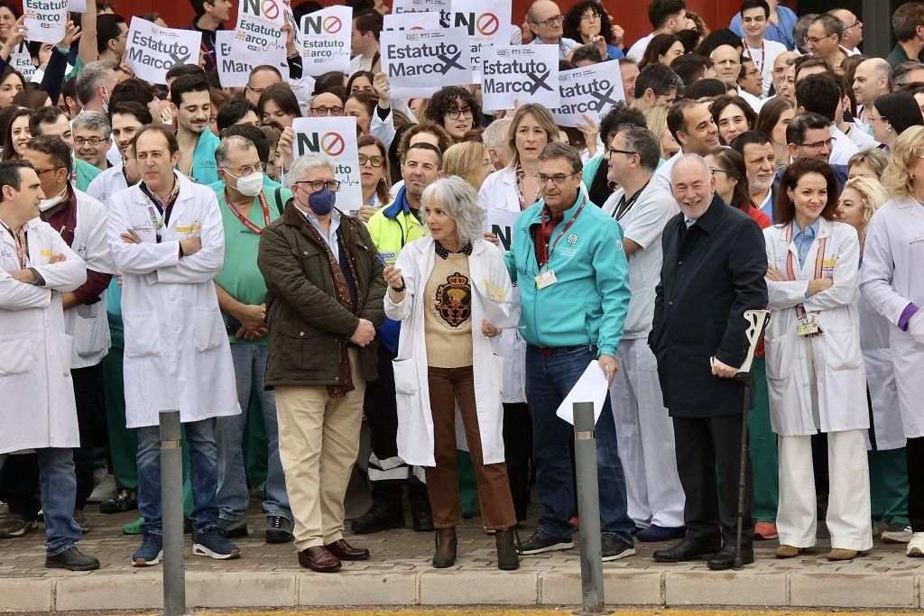 La protesta de los médicos contra el Estatuto Marco de Sanidad a las puertas de la Arrixaca, en imágenes