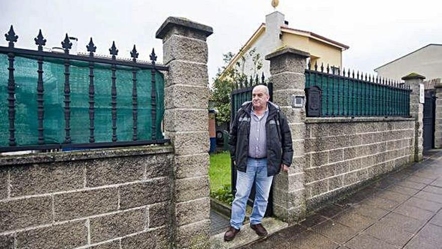 José Manuel Rocha posa en la que fue la casa de sus padres.