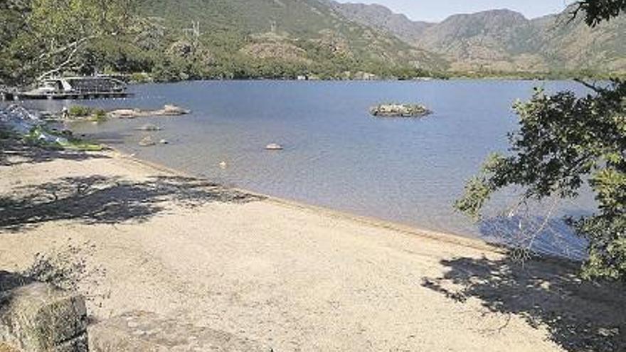 Barco y pedalinas colocadas en el Lago de Sanabria y dispuestas para iniciar la actividad. | A. S.