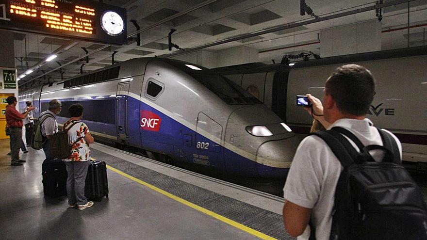 Un tren d&#039;alta velocitat francès a l&#039;estació de Girona, en una imatge d&#039;arxiu.