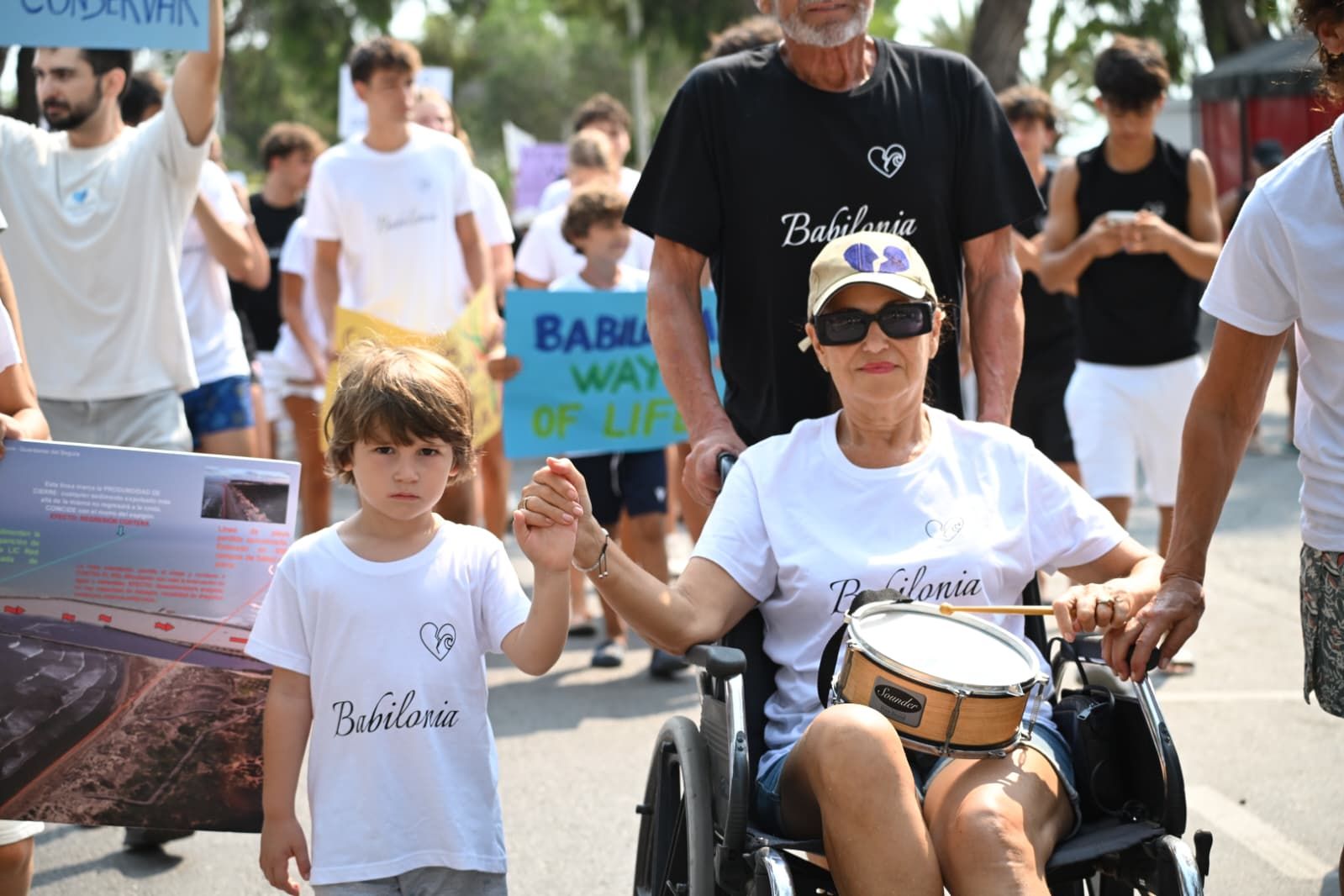 Protesta contra el derribo de las casas de la playa de Babilonia en Guardamar del Segura