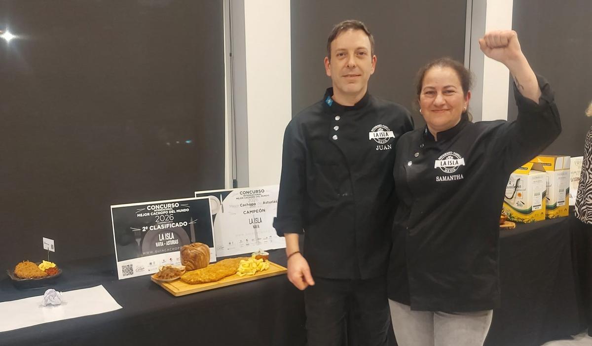 Juan Lastra y Samantha Vázquez tras lograr el galardón.