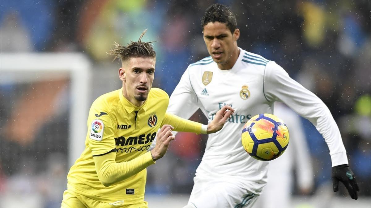 Castillejo trata de zafarse de Varane.