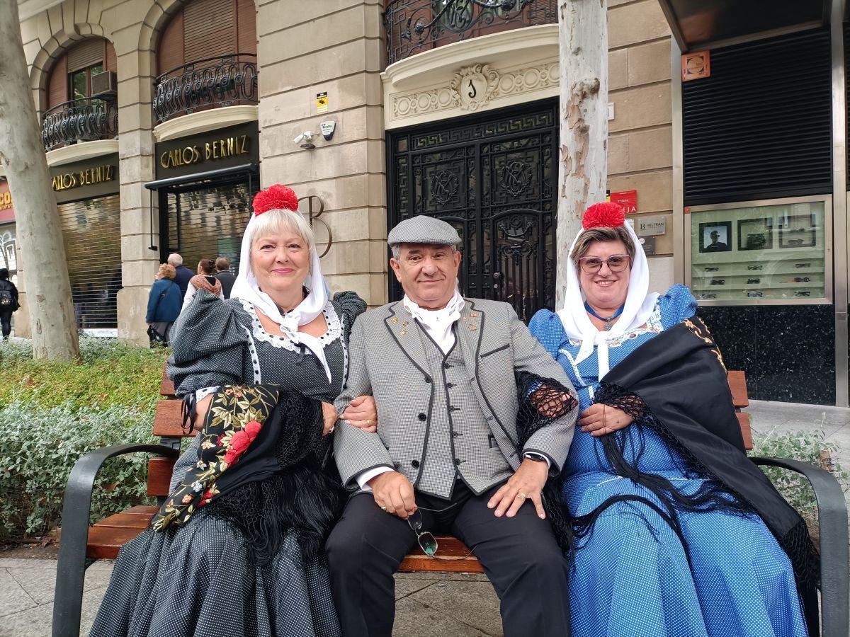 Pilar, Manuel y Mari Carmen llevan casi 20 años viniendo desde Madrid para participar en la Ofrenda de Frutos.