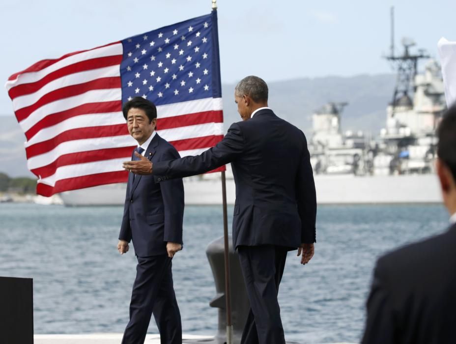 Obama y Shinzo Abe visitan Pearl Harbor