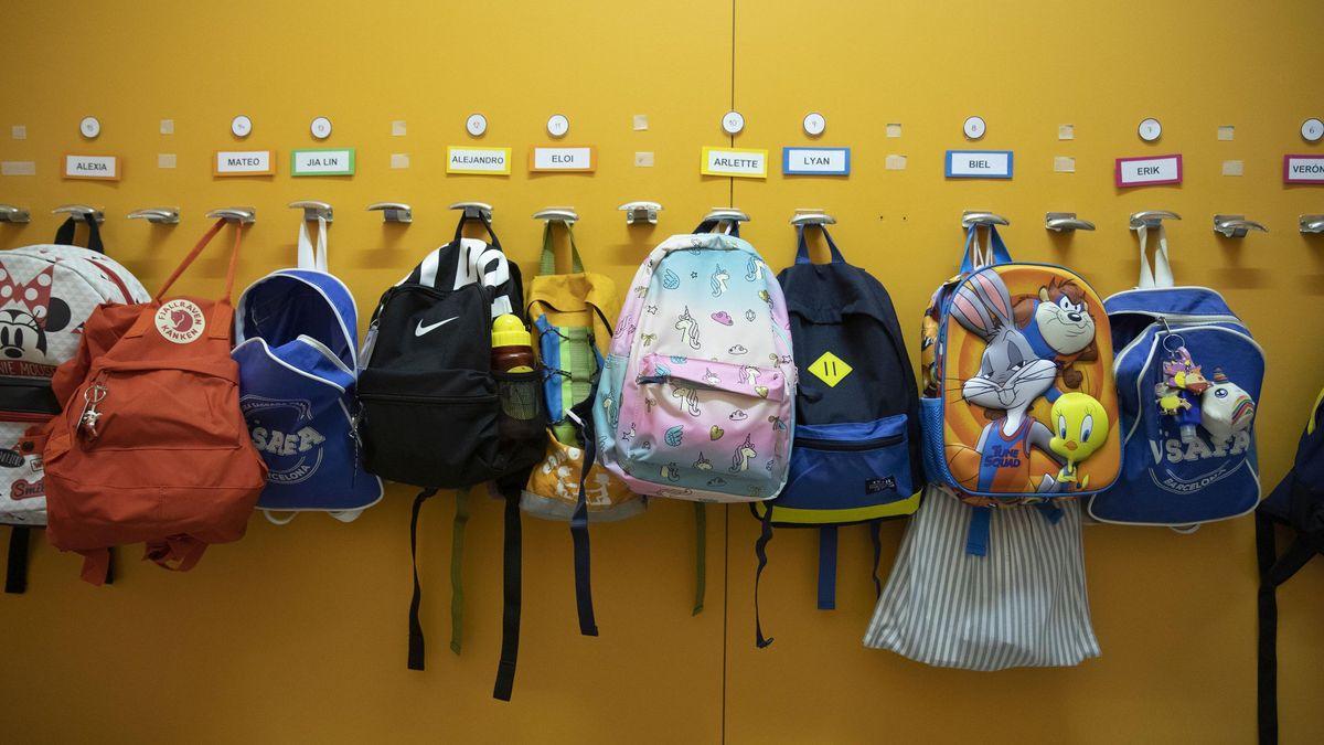 Mochilas infantiles en un colegio.