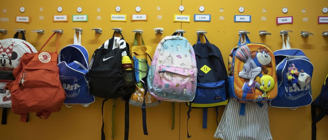 Mochilas infantiles en un colegio.