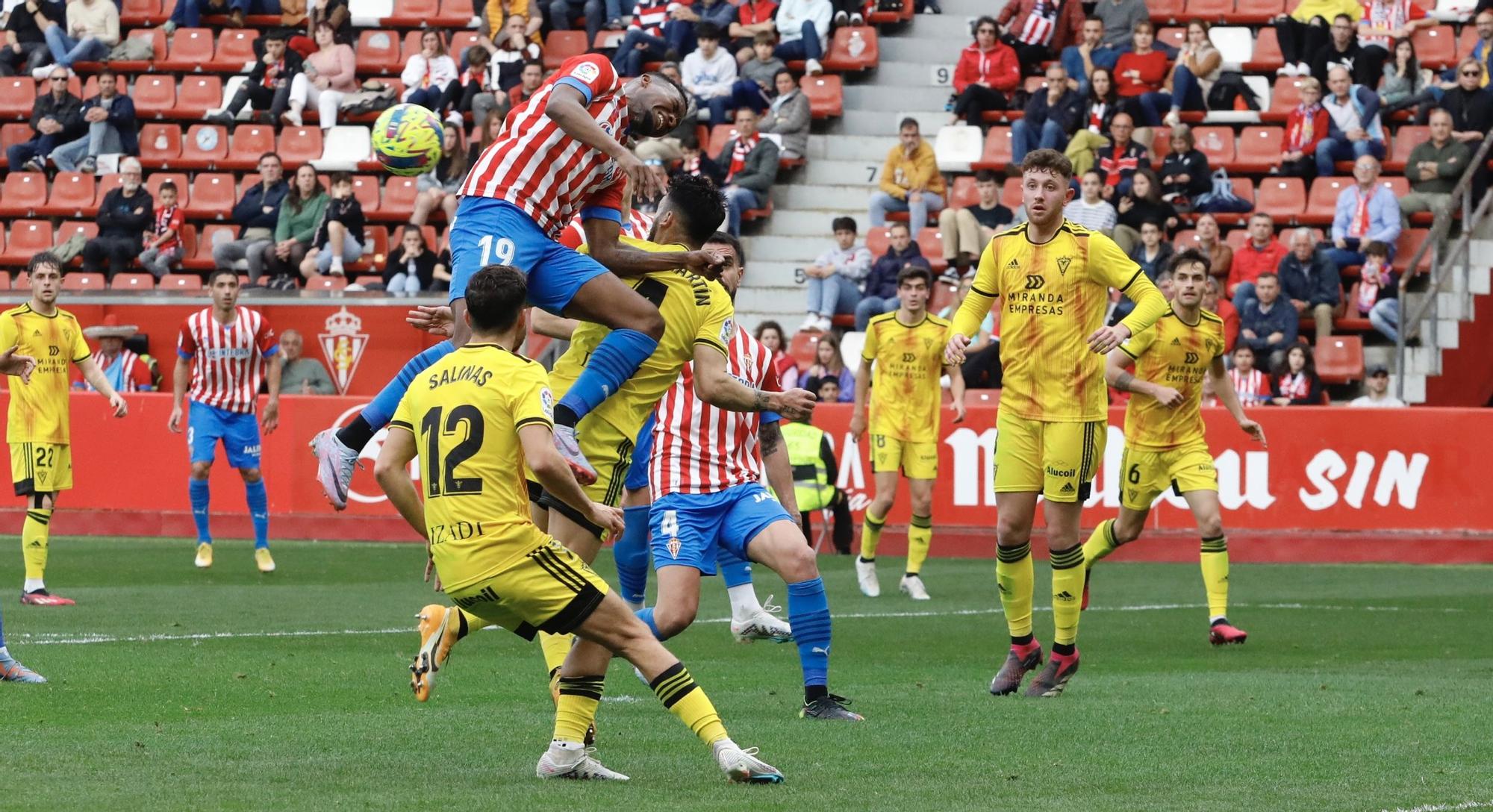 En imágenes: Así fue el partido entre Sporting y Mirandés en El Molinón