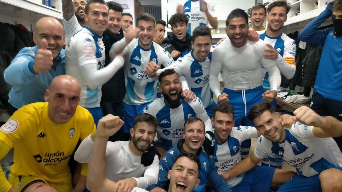 Los jugadores del Alcoyano celebran en el vestuario la victoria cosechada ante el Cornellà el sábado. | CDA