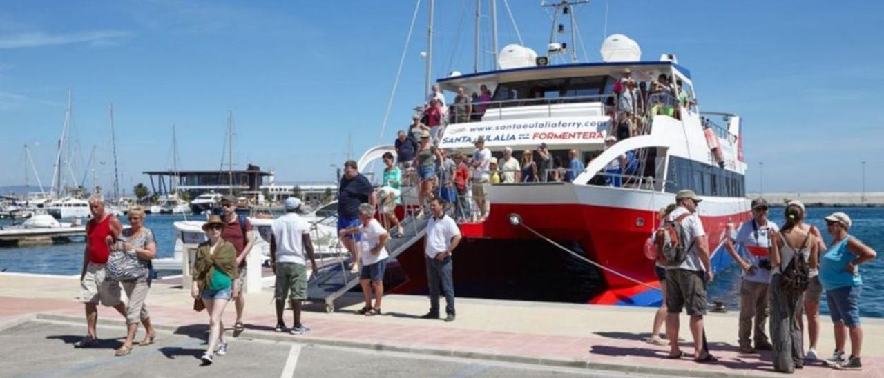 Un embarcación que realiza excursiones entre Eivissa y Formentera.