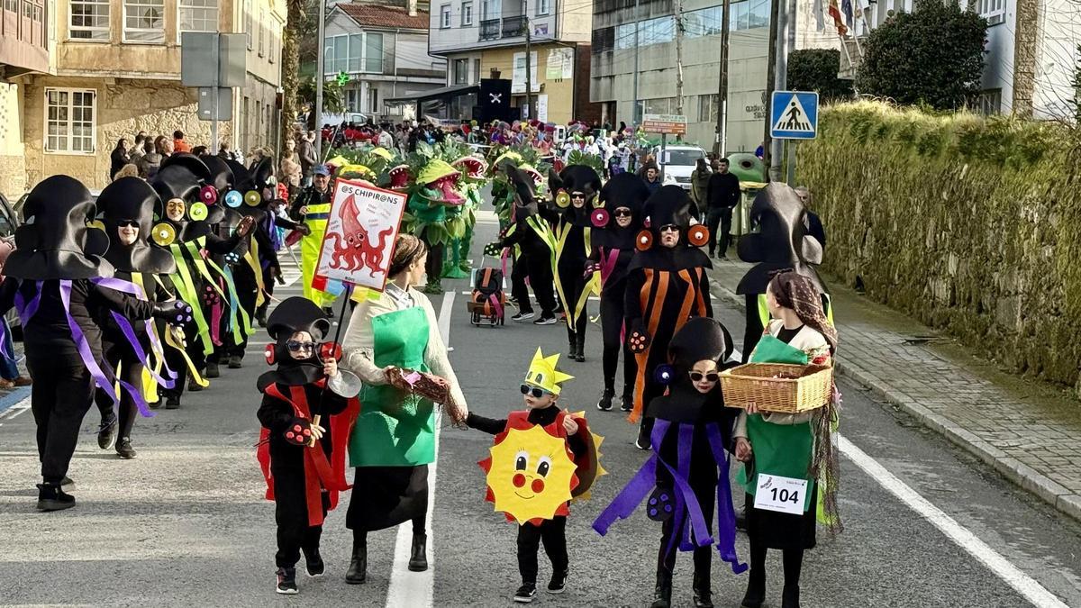 Unas 350 personas participaron en el desfile de Rois, donde hubo además fiesta con merienda en el pabellón.