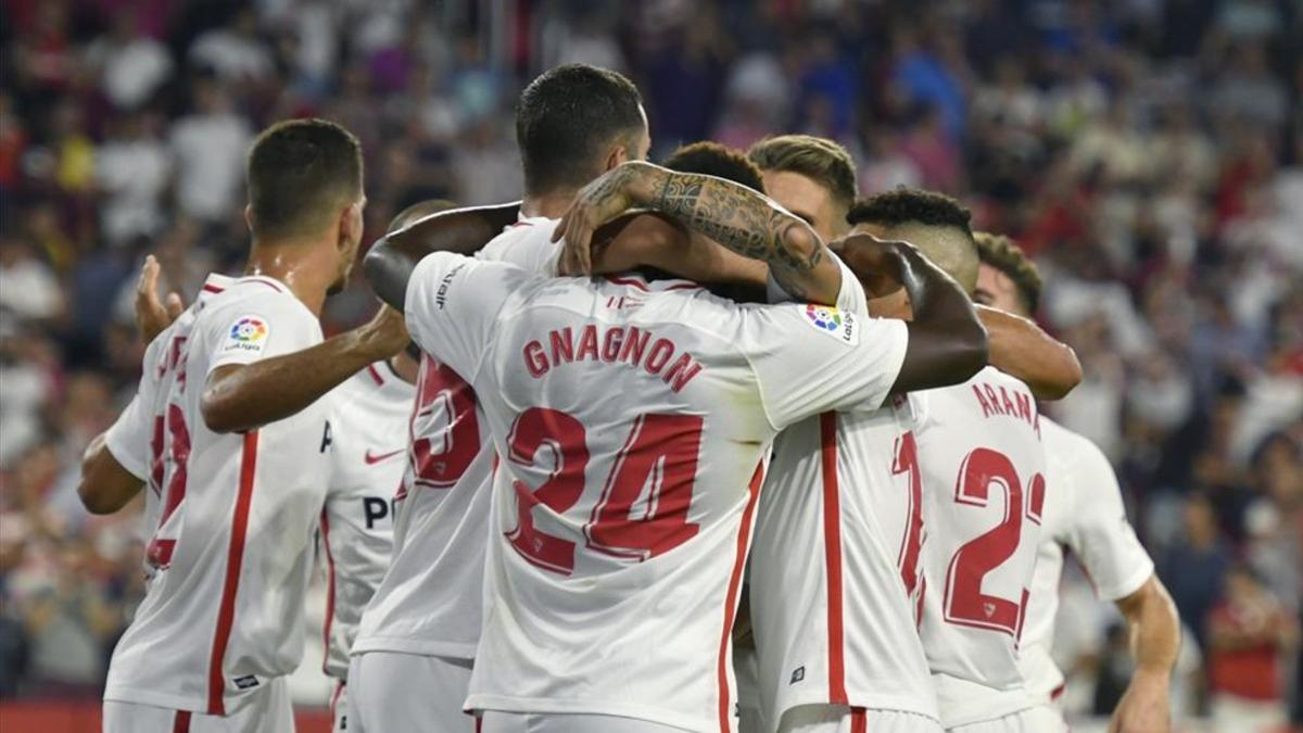 Los jugadores del Sevilla celebran el gol de Gonalons