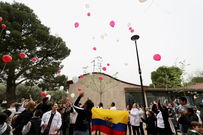 En imágenes | Multitudinaria despedida del padre Javier, el cura rockero, en San Gregorio