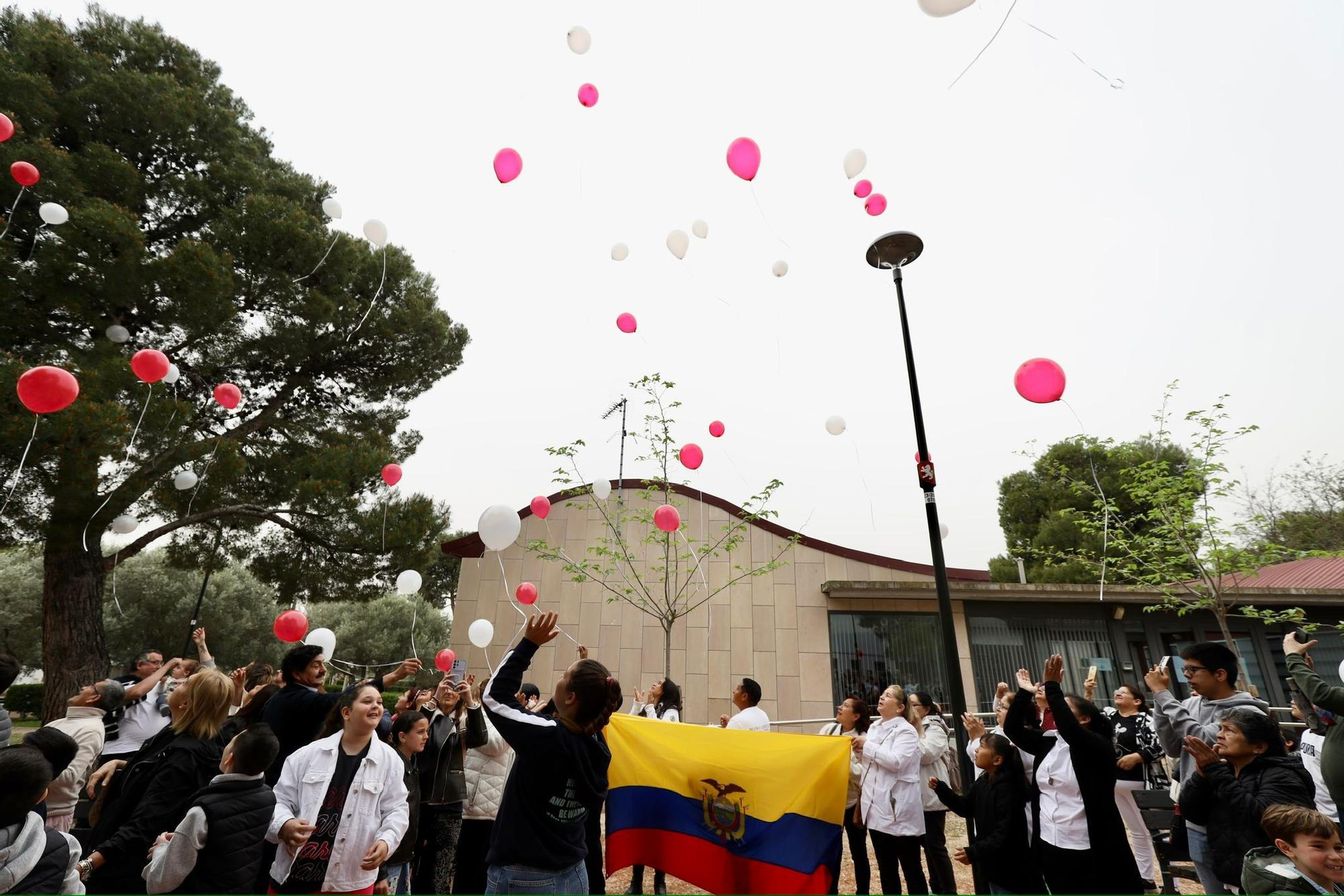 En imágenes | Multitudinaria despedida del padre Javier, el cura rockero, en San Gregorio