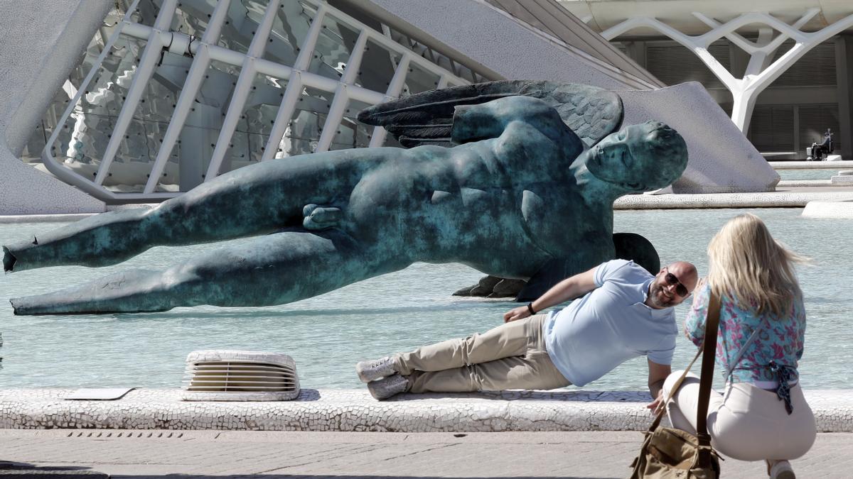 Varias personas disfrutan del buen tiempo en la Ciudad de las Artes y las Ciencias de València