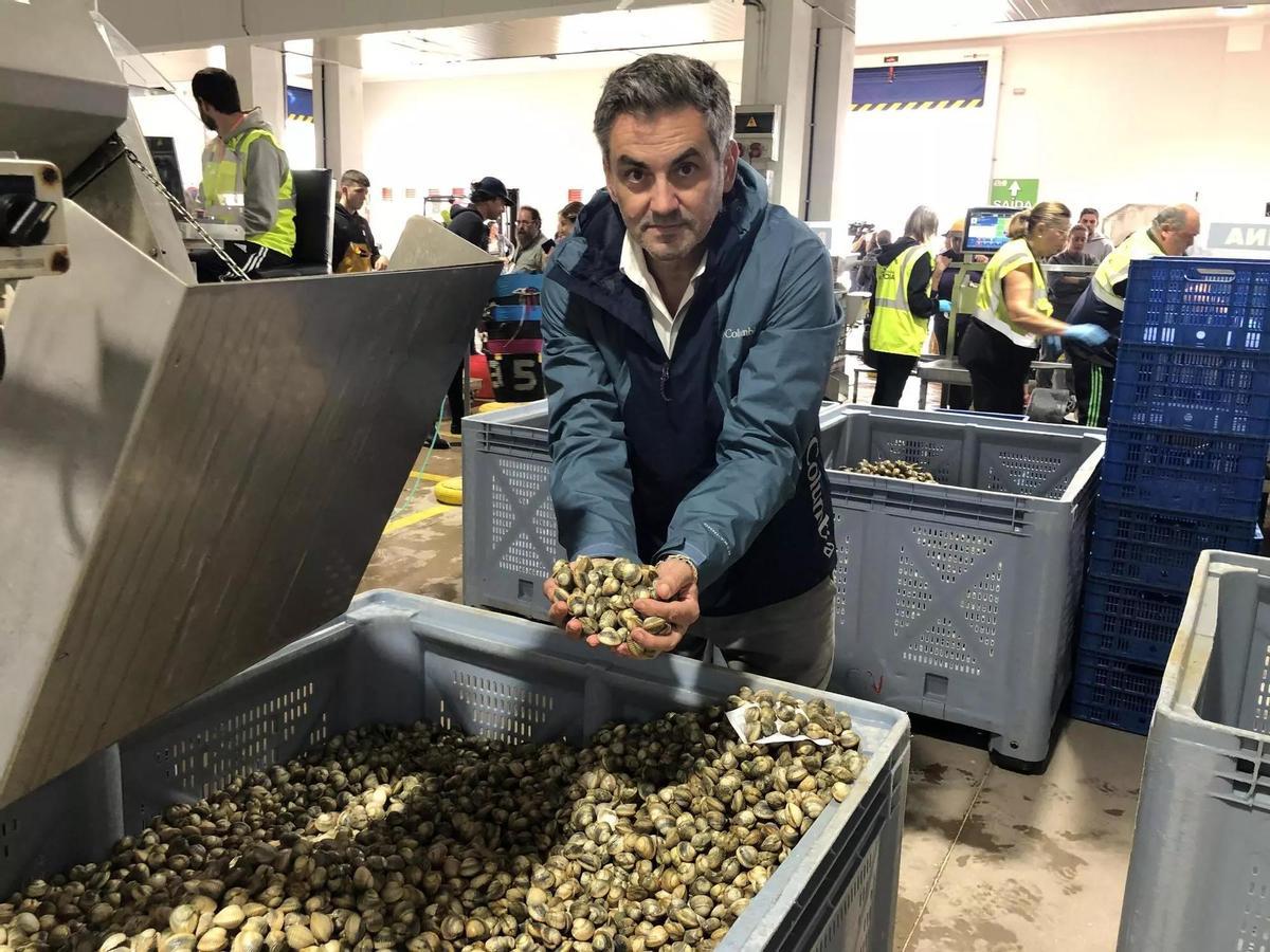 Adelo Freire, secretario de la cofradía de Noia, el pasdo lunes en la lonja