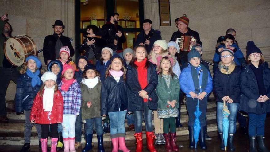 Os Chichisos cumplieron con la tradición de los Cantos de Reis pese a la lluvia. // Rafa Vázquez