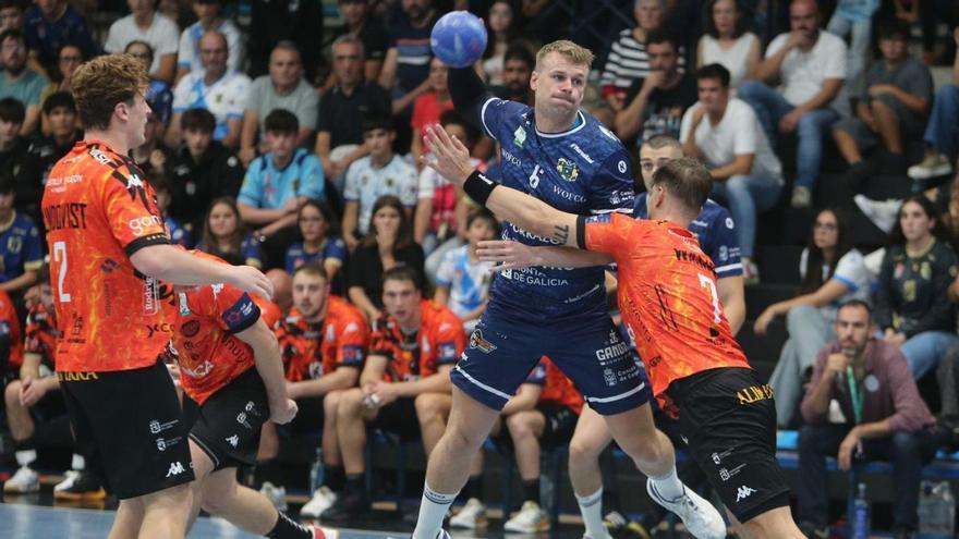 Mads Thymann arma el brazo en el duelo Frigoríficos-Ademar del sábado.
