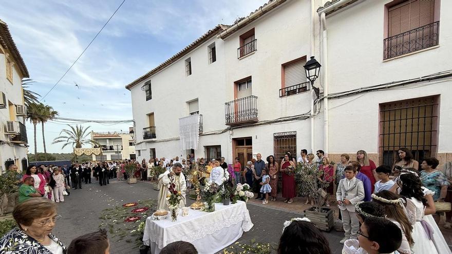 Las alfombras florales embellecieron el recorrido del Corpus