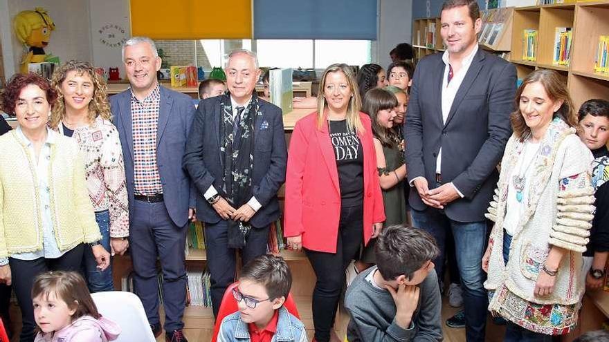 La conselleira de Educación acudió ayer a la presentación de la biblioteca del Pérez Viondi.// Bernabé / J.C.A.