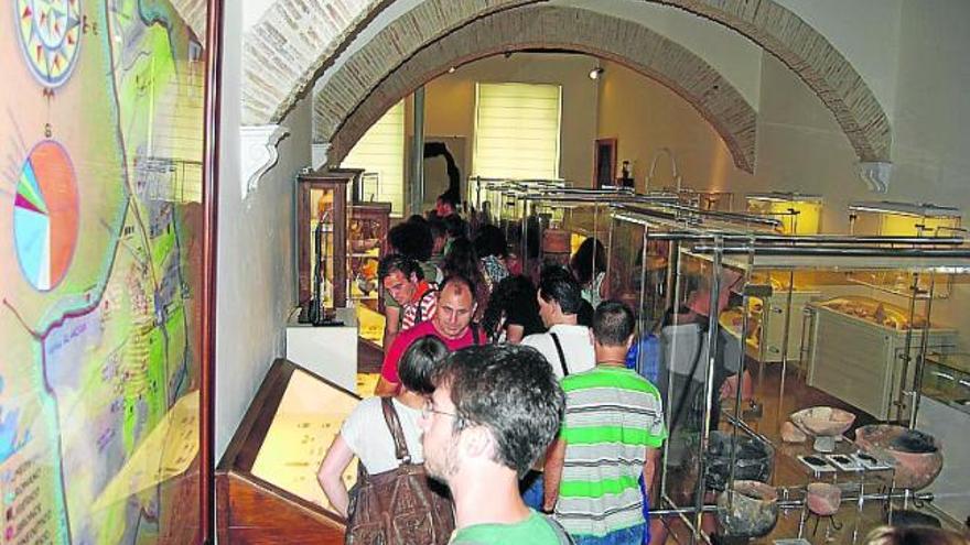 Los alumnos, visitando el Museo Arqueológico.