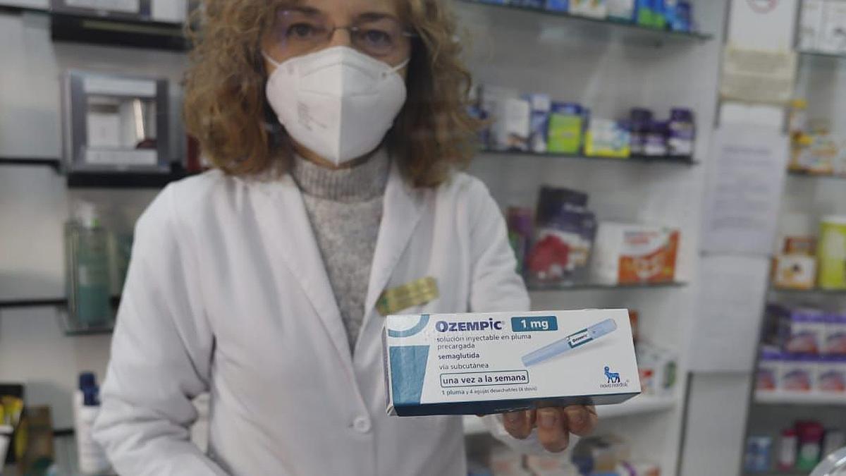 Una farmacéutica mostrando uno de los medicamentos con problemas de suministro.