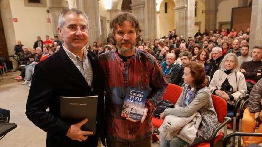 Egocheaga llena la Colegiata con su libro de historias desde la montaña