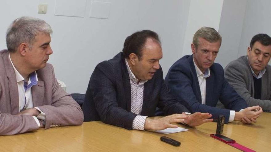 Blanco, Crespo, Rueda y Rodríguez, ayer, en la sede del PP de Lalín. // Bernabé/Ana Agra