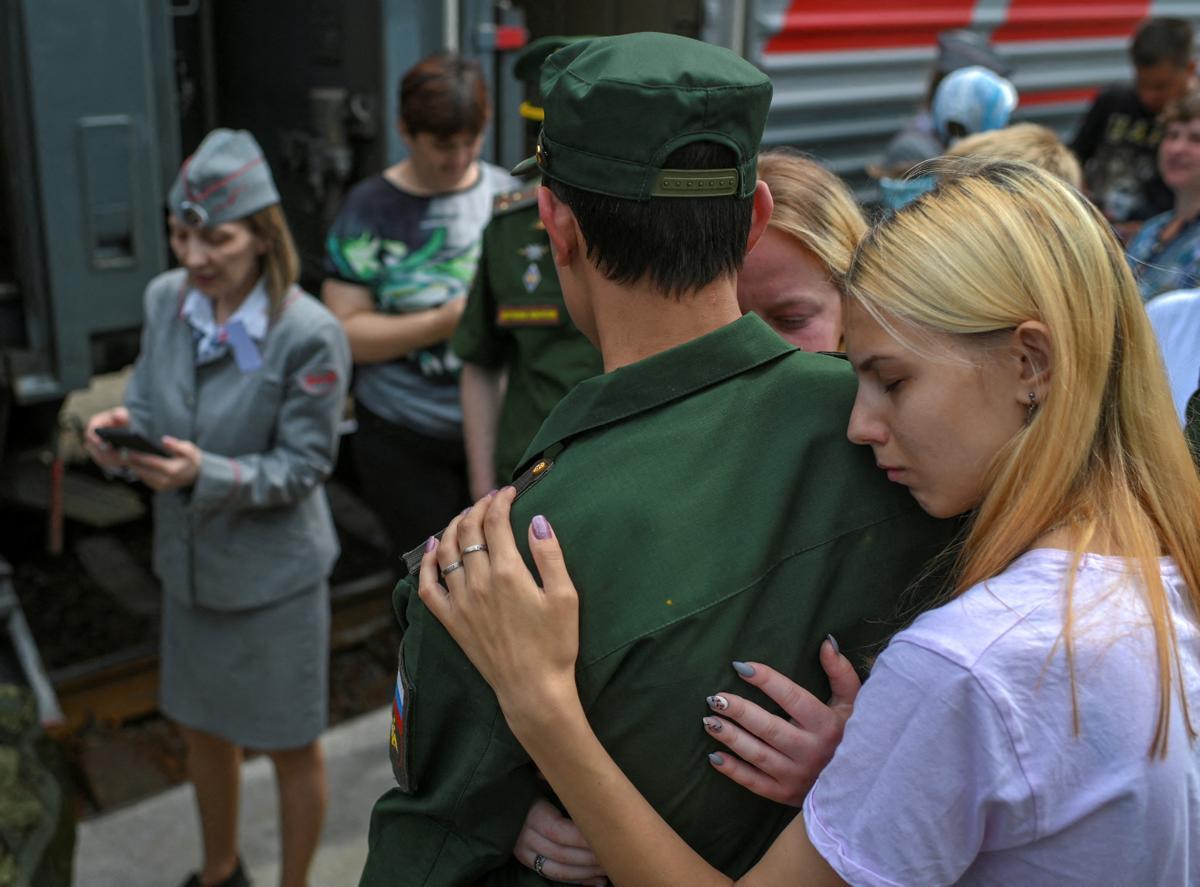 Un soldado ruso se despide de su familia para ir a la guerra.