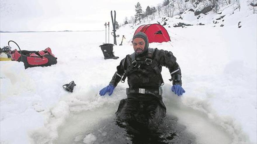 Acedo bucea bajo el hielo