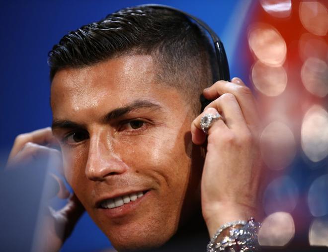 Cristiano Ronaldo con anillo y reloj de diamantes