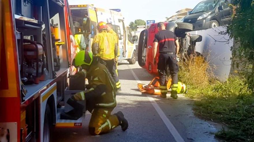 Una conductora queda atrapada al caer su coche de un muro en Moraira