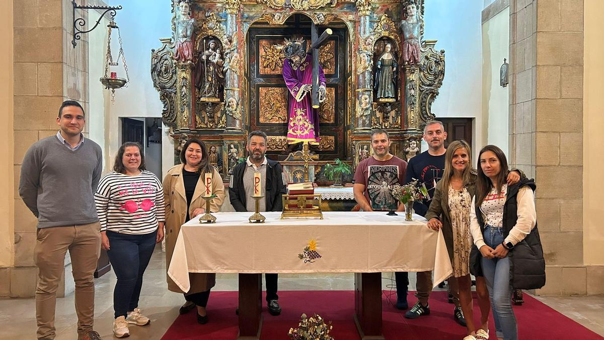 Por la izquierda, Javier Vidal García, Laura Suárez, Beatriz Corte, José Luis Rodríguez, Oliver Alonso, Christian Iglesias, Alba Olay y Sheila Abad, en la capilla de La Soledad, junto al Cristo del Ecce Homo.