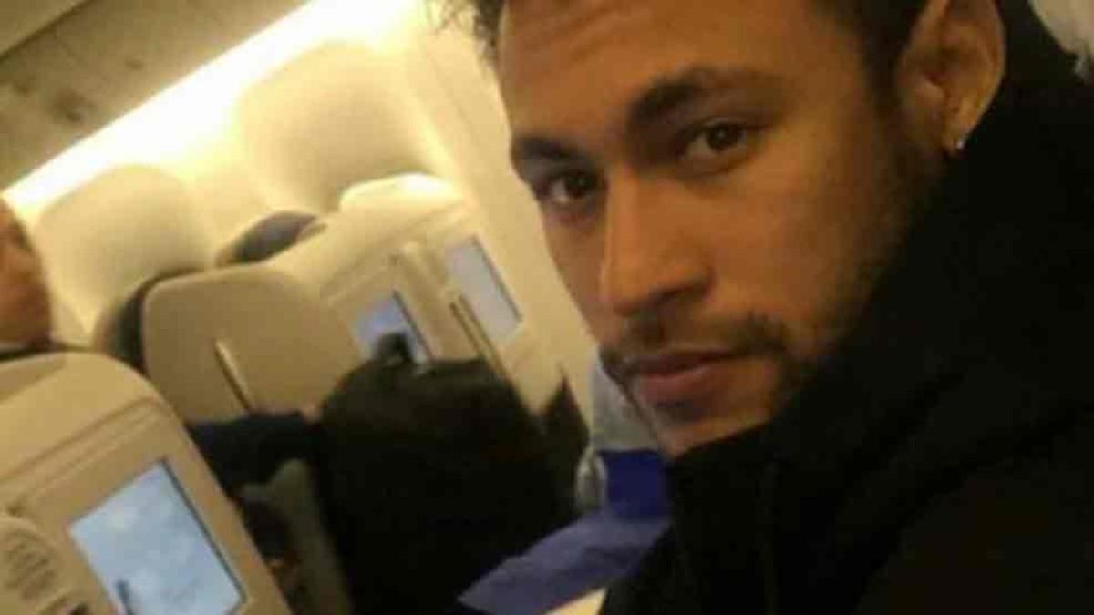Neymar, en el avión con destino a Brasil