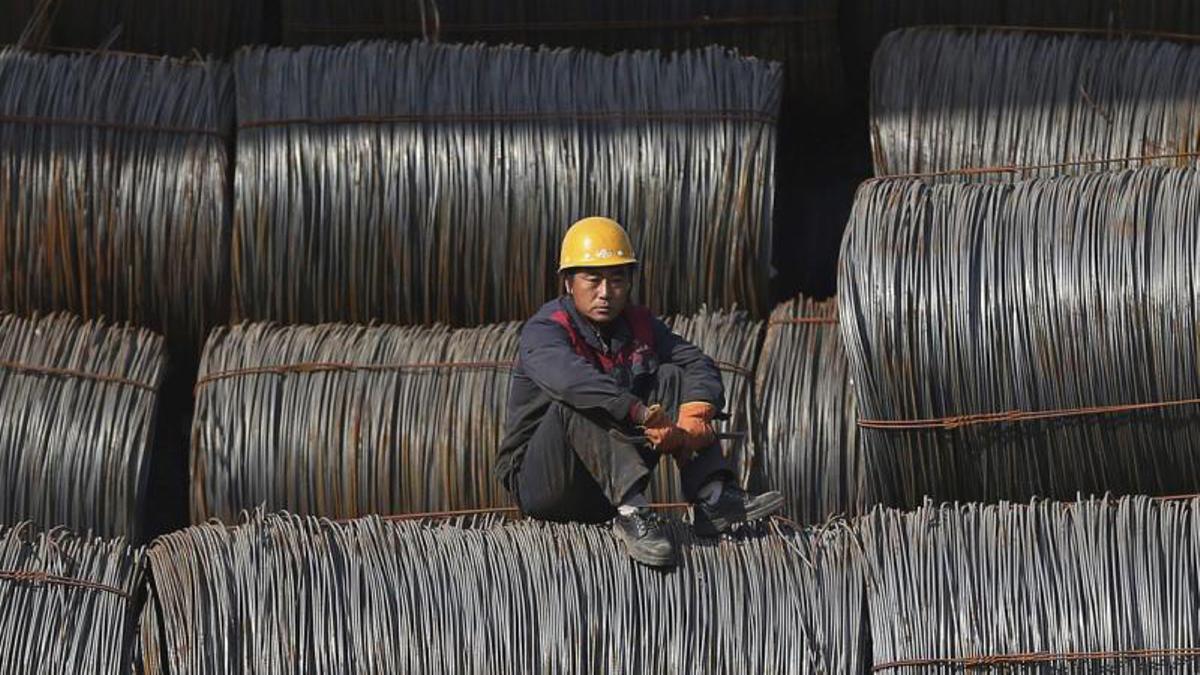 Un trabajador chino del sector del metal, durante una pausa de su jornada