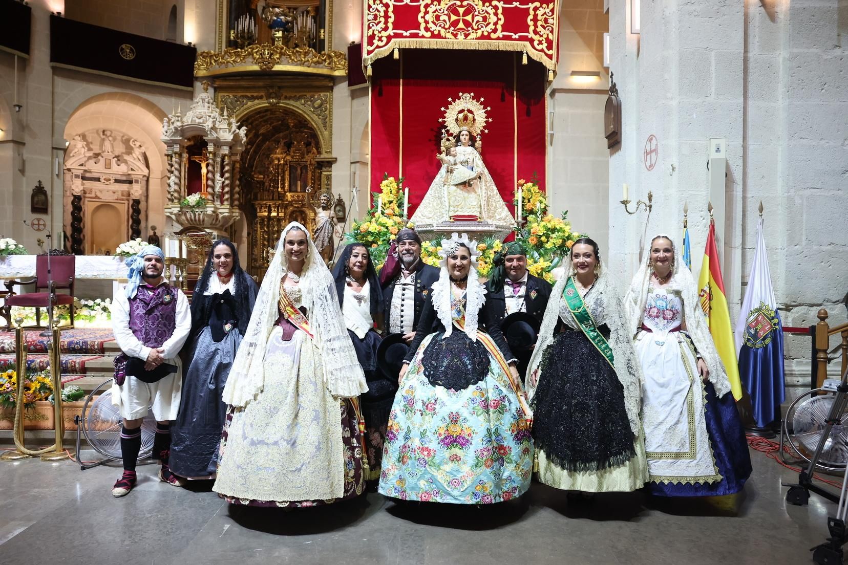 Berta y la corte completan la Ofrenda de Alicante