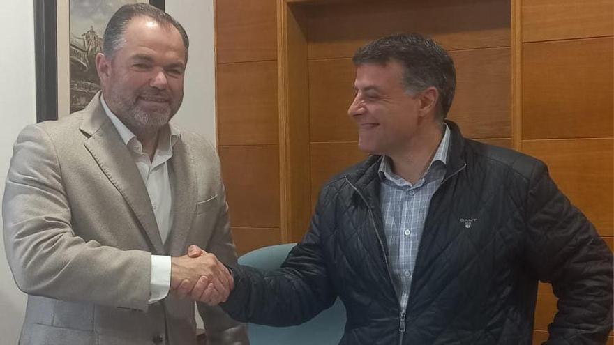 Carlos Paniceres estrecha la mano a José Luis Fontaniella tras la firma del convenio en Cangas.