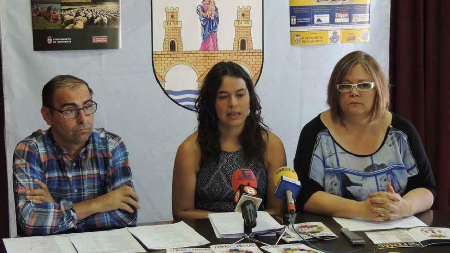 El edil de Deportes, Fernando Marcos, junto a la concejala de Ferias, Nuria Herrero, y la de Cultura, Marian Martínez.