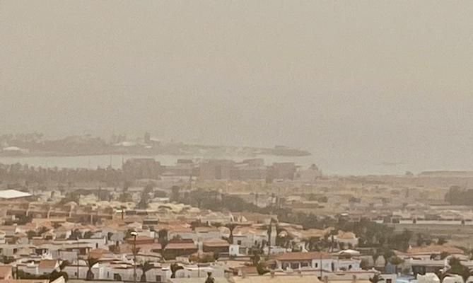 La calima tapona el cielo de Canarias