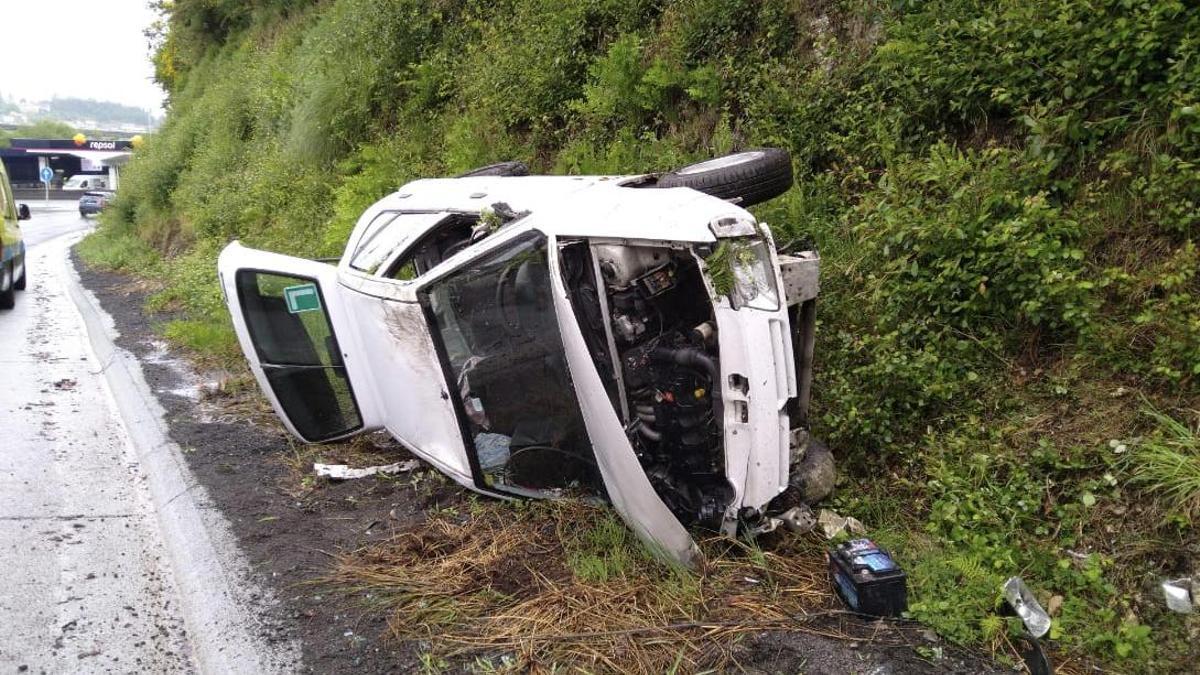 Una mujer queda atrapada en el interior de su coche después de volcar en la salida de la autovía Brión-Santiago