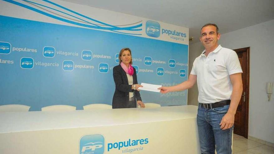 El único candidato a presidir el PP de Vilagarcía, Alfonso González Gallego, con Ana Granja. // Iñaki Abella