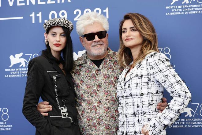 Milena Smit, Pedro Almodóvar y Penélope Cruz en la inauguración del Festival de Cine de Venecia 2021