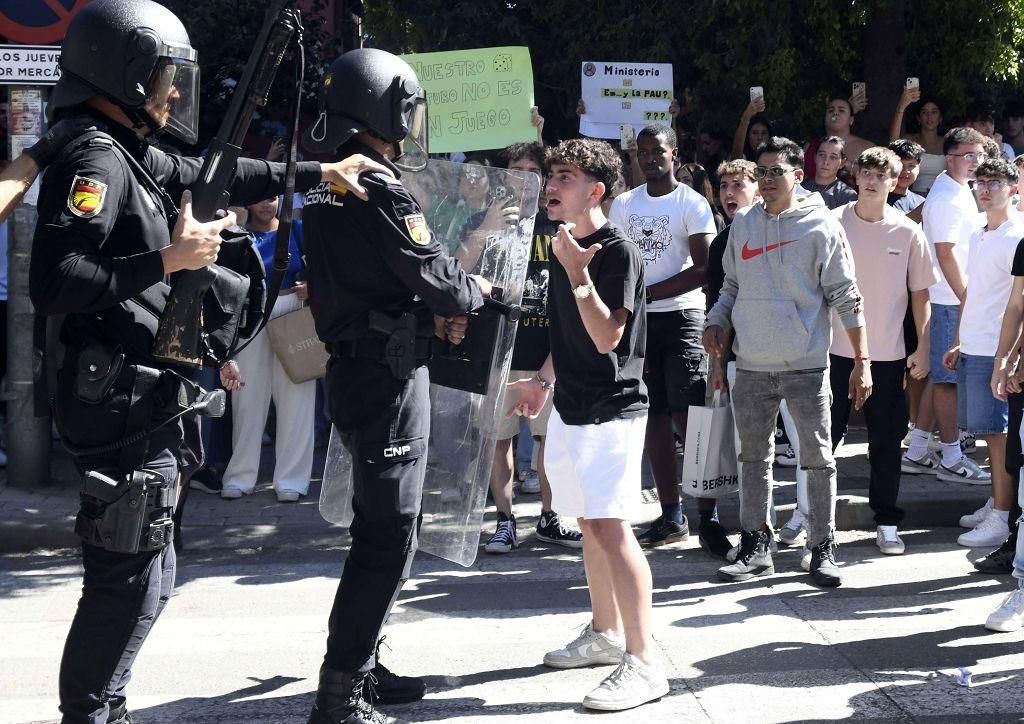 Todas las imágenes de la protesta por la Ebau y las cargas policiales junto a la Consejería de Educación