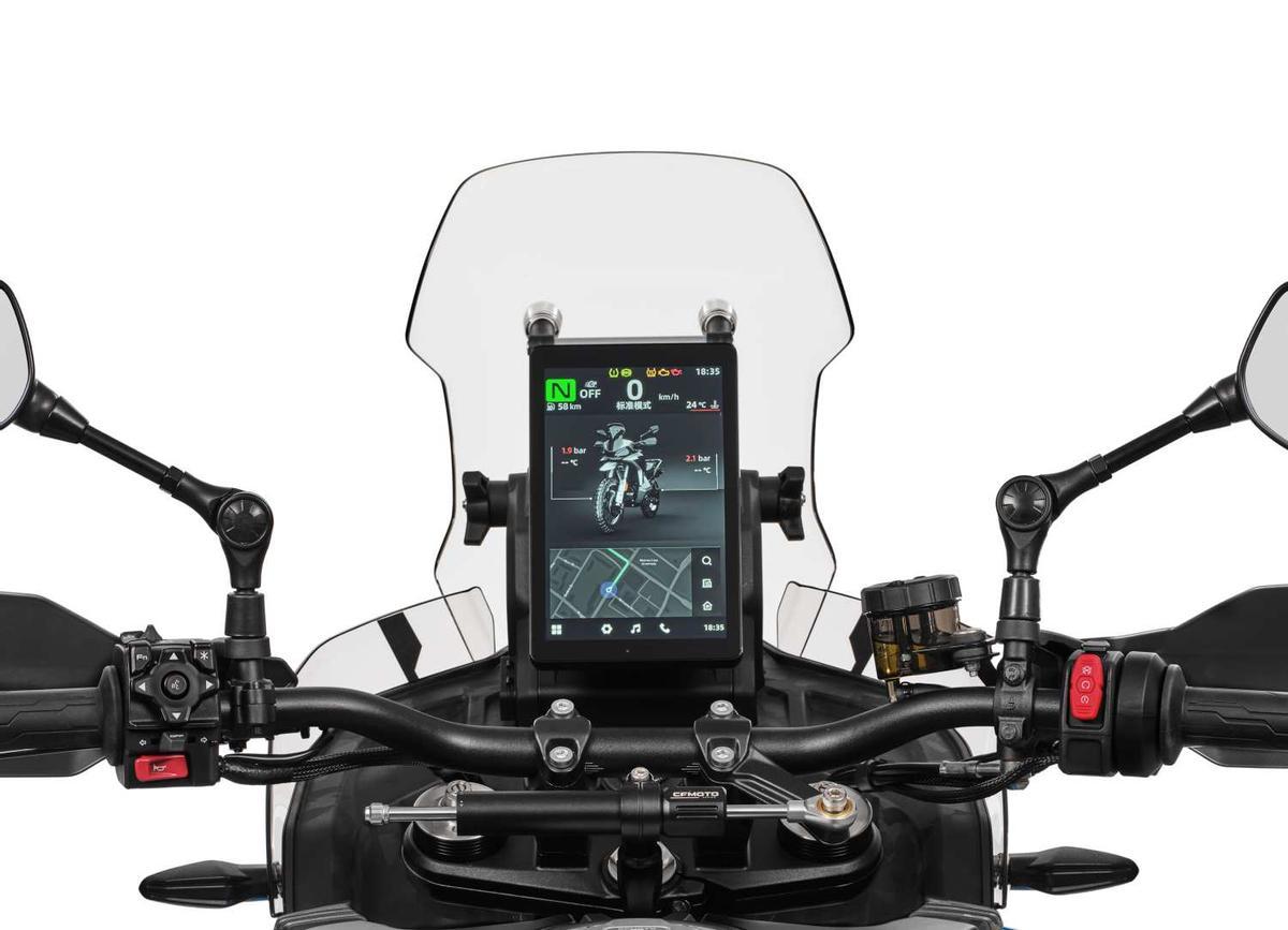 La iluminación Full LED, la pantalla TFT vertical, las tomas USB Tipo A y Tipo C y la conectividad mediante la plataforma CFMOTO Ride con sistema T-Box colocan a la 1000MT-X al nivel de propuestas bastante más costosas