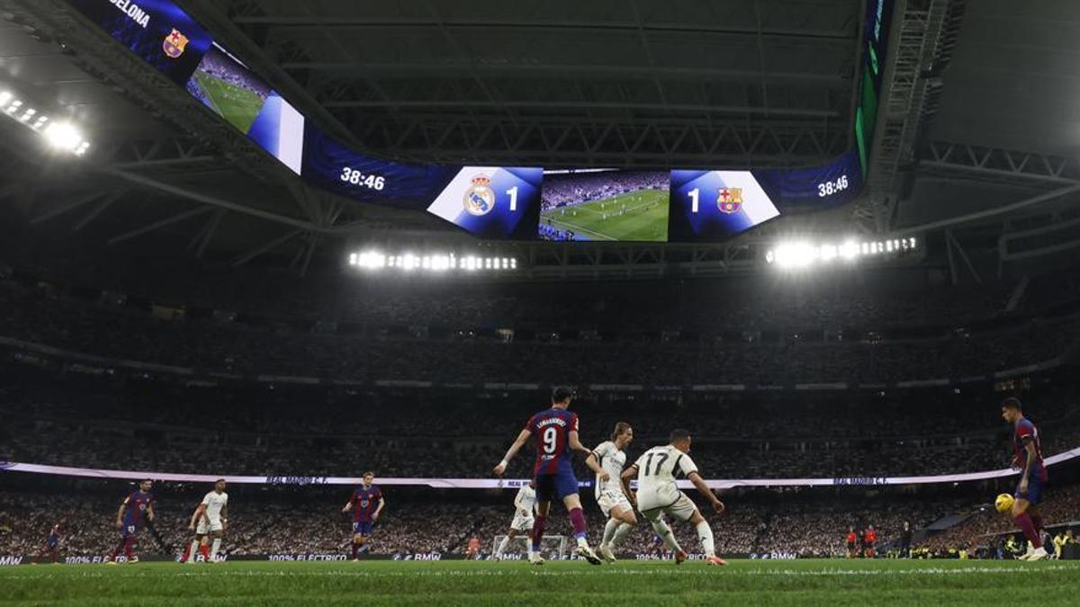 Panorámica del Bernabéu durante el clásico Real Madrid-Barcelona.