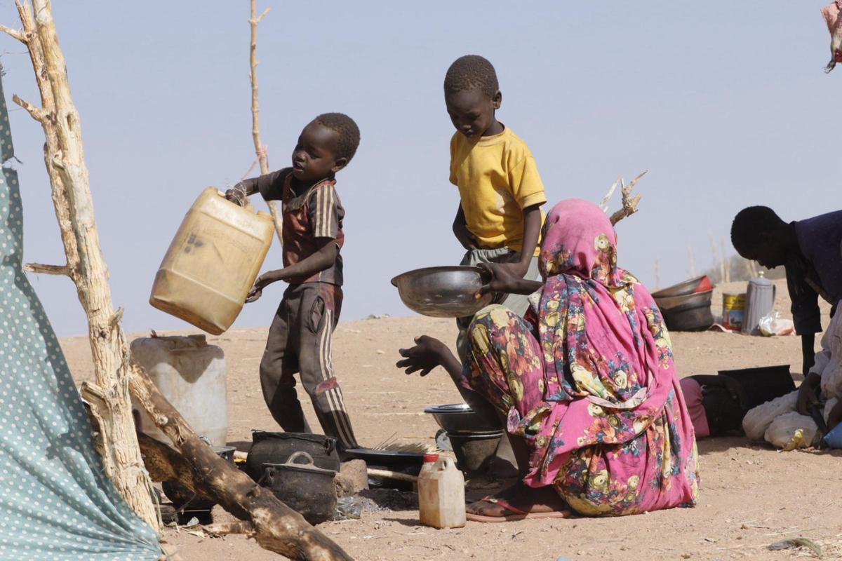 Archivo - Niños en un campamento de desplazados en El Fasher, capital de Darfur Norte, antes de la toma de la ciudad por parte de las Fuerzas de Apoyo Rápido (RSF) en el marco de la guerra en Sudán (archivo)